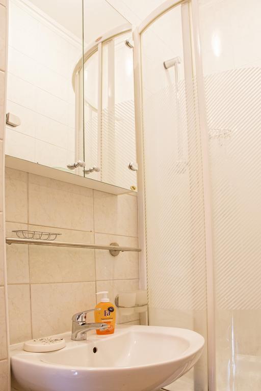 Kyiv Apartment In The City Center On Turgenevskaya Street Ngoại thất bức ảnh