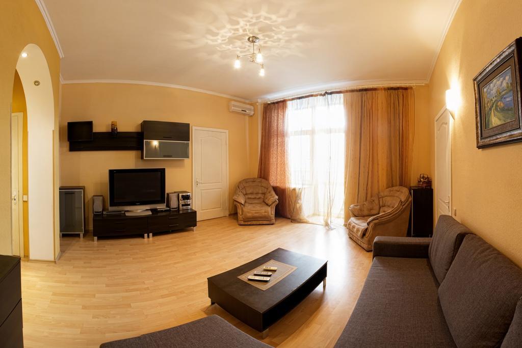 Kyiv Apartment In The City Center On Turgenevskaya Street Ngoại thất bức ảnh